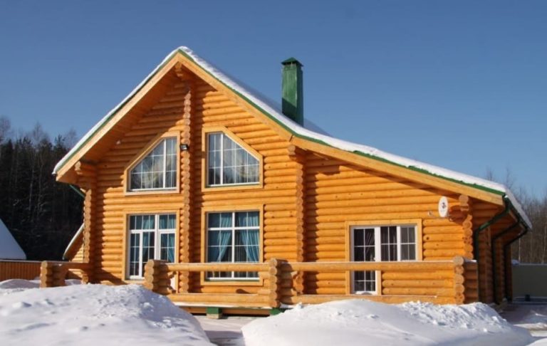Дом из оцилиндрованного бревна зимой
